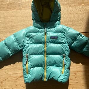 Pristine condition 2T Patagonia toddler Hi-Loft Down Hoody Jacket